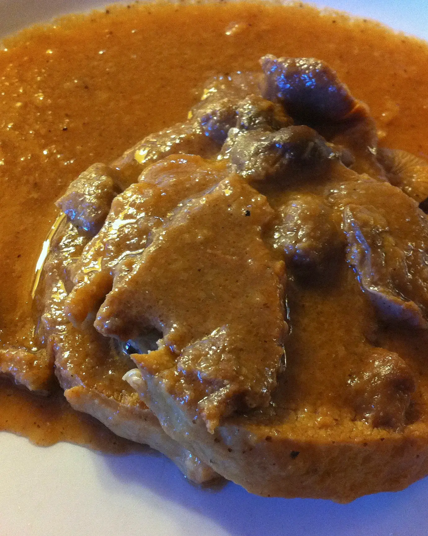 Fricandó de vedella amb camasecs, de prop, amb la salsa espessa i lluent.